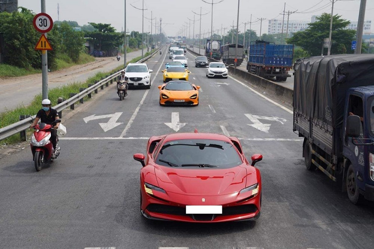  Ferrari SF90 Stradale mới là 1 trong những chiếc siêu xe "ngựa chồm" thú vị nhất trên thế giới hiện nay bên cạnh mẫu xe SUV lần đầu của ngựa chồm là Purosangue 2023. Hai siêu ngựa đều đại diện cho các phân khúc mới tinh mà hãng siêu xe đến từ Ý muốn trải dài sản phẩm của mình để lôi kéo thêm các khách hàng.