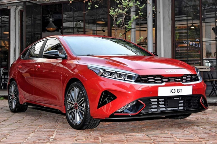  Kia K3 GT 2022 mới được trang bị động cơ tăng áp dung tích 1.6L sản sinh công suất 201 mã lực và mô-men xoắn 265 Nm, kết hợp hộp số ly hợp kép 7 cấp và hệ dẫn động cầu trước như các bản thấp hơn. Như vậy, K3 GT 2022 mạnh hơn đáng kể so với bản 2.0 Premium 150 mã lực xếp dưới, và thậm chí còn nhỉnh hơn cả đối thủ Honda Civic (178 mã lực).