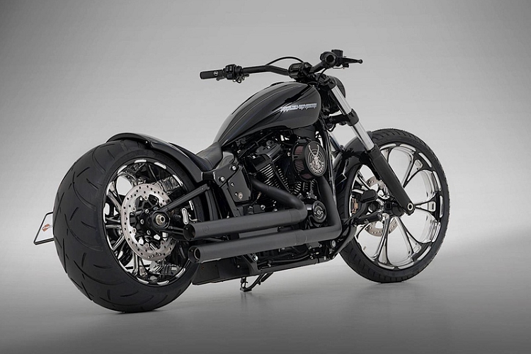 Được mô tả như một chiếc "chopper cơ bắp và hiện đại",  Harley-Davidson độ Breakaway gây ấn tượng với cặp bánh xe tùy chỉnh, kích thước 23 inch ở phía trước và 18 inch ở phía sau, xe có hệ thống treo khí nén để thay đổi tư thế tùy theo nhu cầu.