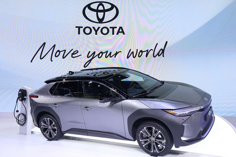 Tham gia triển lãm Bangkok International Motor Show 2022 (BIMS 2022) hiện đang diễn ra tại Thái Lan, hãng Toyota đã mang mẫu SUV thuần điện bZ4X hoàn toàn mới đến trưng bày.  Toyota bZ4X 2023 mới chính là mẫu ôtô thuần điện sản xuất thương mại đầu tiên của thương hiệu.