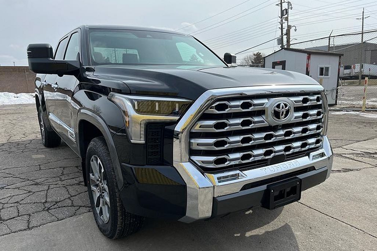  Toyota Tundra 2022 mới được giới thiệu tại Mỹ vào năm ngoái với thiết kế và trang bị được “lột xác” hoàn toàn. Tundra 2022 bắt đầu được bán ra tại Mỹ từ cuối năm ngoái, trong khi đó tại thị trường Việt Nam mẫu xe này hiện chưa được phân phối chính hãng nên khách hàng có nhu cầu mua xe sẽ phải đặt hàng thông qua đại lý tư nhân.