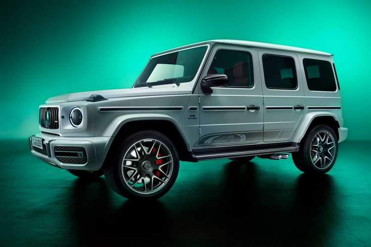 Trong những ngày qua,  Mercedes-AMG G63 hạng sang chính là mẫu xe được nhắc đến nhiều nhất trên các mặt báo cũng như mạng xã hội tại Việt Nam vì lùm xùm tình ái của nữ ca sỹ Hiền Hồ. Trong khi đó, ở thị trường nước ngoài, mẫu SUV hạng sang hiệu suất cao này lại được bổ sung phiên bản đặc biệt mới mang tên Edition 55.