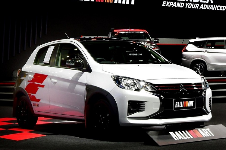 Hãng Mitsubishi hiện đang hồi sinh bộ phận độ xe và chế tạo xe đua nội bộ Ralliart. Do đó, hãng Mitsubishi liên tục tung ra các gói phụ kiện Ralliart cho xe của mình. Sau Outlander, Triton, Pajero Sport, Eclipse Cross, ASX và Delica D:5, đến lượt mẫu xe đô thị cỡ nhỏ  Mitsubishi Mirage 2022 mới được bổ sung gói phụ kiện Ralliart.