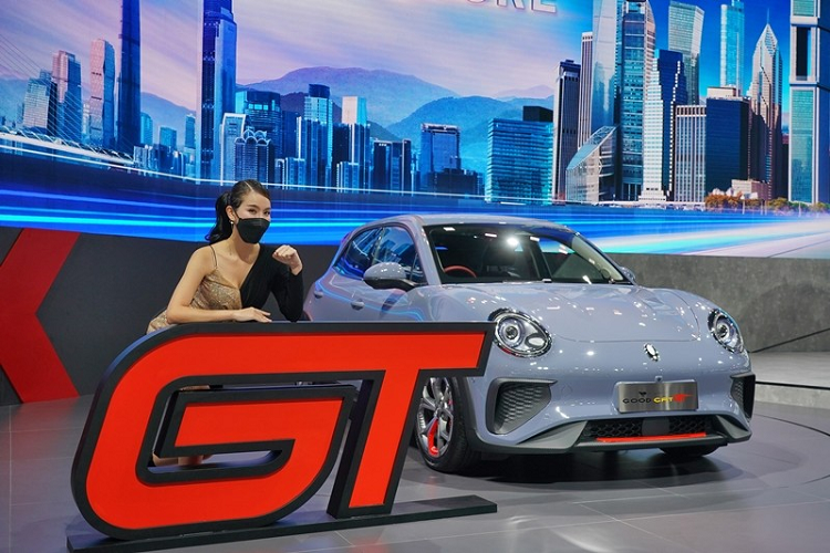 Đúng như thông tin từ trước đó, tại triển lãm Bangkok International Motor Show 2022 (BIMS 2022) hiện đang diễn ra tại Thái Lan, hãng Great Wall Motor của Trung Quốc đã mang mẫu xe  ORA Good Cat GT 2022 mới đến để giới thiệu. Đây chính là phiên bản thể thao của mẫu ôtô điện ORA Good Cat hiện đang được bán tại thị trường Thái Lan.