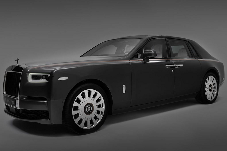 Gần đây, Rolls-Royce Motor Cars Dubai đã trình làng một phiên bản đặc biệt của  Rolls-Royce Phantom VIII Carbon Veil. “Tác phẩm nghệ thuật” Carbon Veil này được những người thợ thủ công tại Goodwood chế tác trong vòng hai năm và được làm bằng rất nhiều sợi carbon ở ngoại/nội thất.