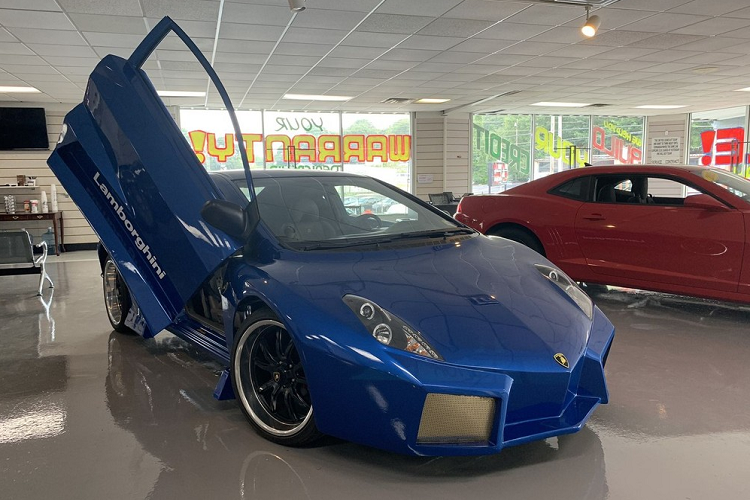 Đối với những người bình thường, sở hữu một chiếc siêu xe Ferrari hay Lamborghini chính hiệu là một việc ngoài khả năng, vì vậy không ít người đã biến giấc mơ siêu xe của mình thành hiện thực bằng cách tự tạo nên bản sao. Trong khi một số bản sao siêu xe trông khá ấn tượng và đẹp mắt, đa số chúng đều khá tệ và “rẻ tiền ra mặt”. Chiếc  Honda Civic nhái Lamborghini Aventador này là một ví dụ điển hình cho vế phía sau.