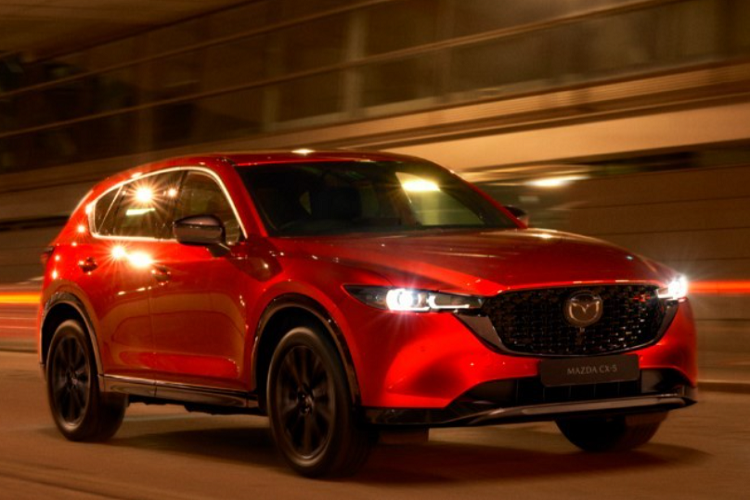  Mazda CX-5 bản nâng cấp đã chính thức trình làng vào hồi tháng 9 năm ngoái. Chẳng bao lâu sau đó, đã có tin đồn cho rằng mẫu crossover hạng C này sẽ ra mắt thị trường Thái Lan trong tháng 10/2021. Tuy nhiên, hóa ra, Mazda CX-5 2022 dành cho thị trường Thái Lan vẫn mang thiết kế cũ. Mãi đến hôm 1/4 vừa qua, Mazda CX-5 2022 mới chính thức được giới thiệu tại Đông Nam Á, cụ thể là Indonesia.