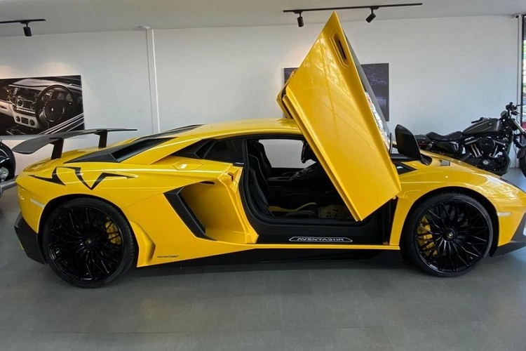 Mới đây, giới mê xe trong nước khá bất ngờ trước thông tin một chiếc siêu xe giới hạn  Lamborghini Aventador LP750-4 SV màu vàng mới được một đại gia Sài Gòn đưa về. Càng bất ngờ hơn ngay trong sáng ngày 6/4, khi di chuyển cùng đoàn siêu xe từ Sài thành xuống Cần Thơ, chiếc xe Lamborghini Aventador SV này không còn bộ áo màu vàng nguyên bản theo xe mà được thay đổi màu sơn mới rất cá tính.