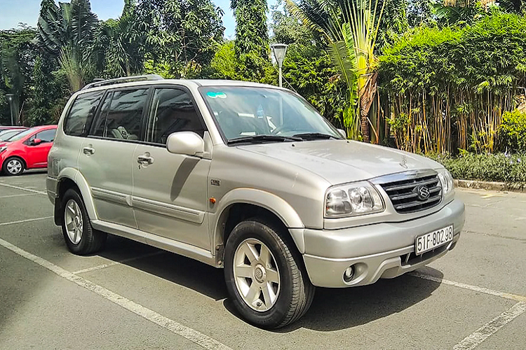  Suzuki XL7 đời 2002 là mẫu xe SUV thuộc hàng “hiếm có khó tìm” tại thị trường Việt Nam. Dòng xe Suzuki XL7 này được sản xuất trong giai đoạn từ năm 1998 – 2009 với tổng cộng 2 thế hệ được hãng xe Nhật Bản. Trong dải sản phẩm của Suzuki, dòng SUV XL7 này được định vị cao cấp hơn dòng Grand Vitara cũ.