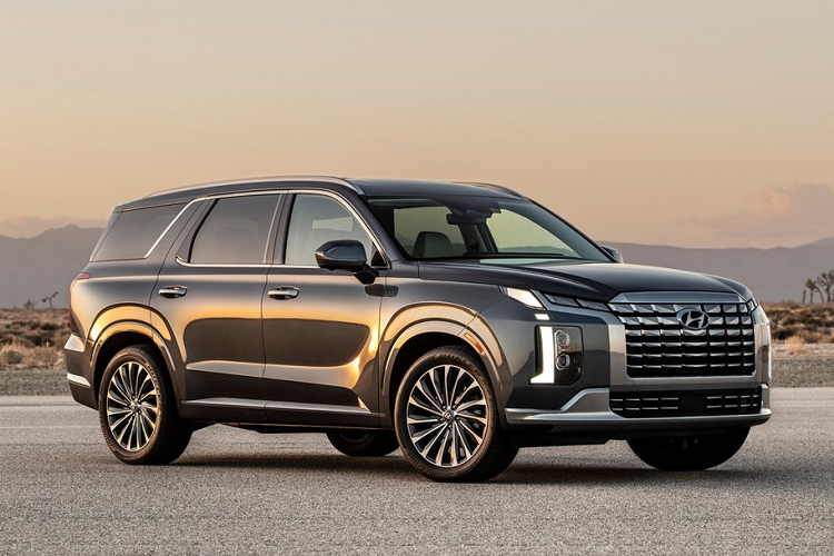 Cùng với người anh em Kia Telluride nâng cấp, mẫu SUV cỡ lớn  Hyundai Palisade 2023 mới đã chính thức trình làng trong triển lãm Ô tô New York 2022 hiện đang diễn ra tại Mỹ. Điều này không có gì bất ngờ vì Hyundai Palisade và Kia Telluride vốn là hai mẫu xe cùng tập đoàn đồng thời chia sẻ nhiều chi tiết chung với nhau.