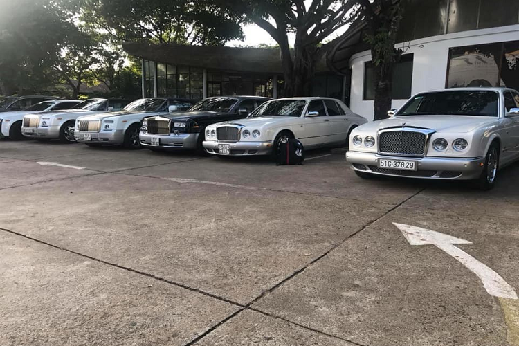 Nếu đã nói đến dòng xe siêu sang Rolls-Royce Phantom, không thể không nhắc đến đại gia Đặng Lê Nguyên Vũ. Không phải vì vị chủ tịch Trung Nguyên sở hữu một chiếc xe nào đó chính hãng của Rolls-Royce, hay đặt hàng làm riêng mà bởi vì nhắc đến  Rolls-Royce Phantom tại Việt Nam chắc hẳn không ai sở hữu nhiều dòng xe bằng "ông vua cà phê Việt".