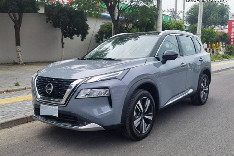 Mới đây, cánh săn ảnh tại Trung Quốc đã bắt gặp  Nissan X-Trail 2022 mới trên đường phố. Sự thay đổi lớn nhất của chiếc Nissan X-Trail này chính là động cơ. Theo tin đồn, Nissan X-Trail 2022 tại thị trường Trung Quốc sẽ được bổ sung động cơ xăng 4 xi-lanh, tăng áp, dung tích 2.0L mới và hộp số tự động 8 cấp. 