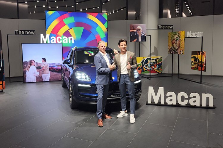 Tại sự kiện ra mắt  Porsche Macan 2022 tại Việt Nam diễn ra vào hôm qua (22/4), cầu thủ Quế Ngọc Hải đã chia sẻ về việc anh đang trong thời gian đợi nhận bàn giao mẫu SUV hạng sang này. Chiếc Macan của nam cầu thủ sẽ có ngoại thất màu trắng và nội thất bọc da đỏ - lấy cảm hứng từ trang phục thi đấu của Đội tuyển Quốc gia Việt Nam.