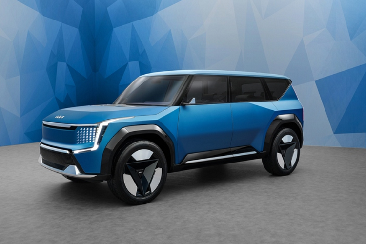 Vào tháng 11 năm ngoái, hãng xe Hàn Quôc đã trình làng mẫu  xe SUV Kia EV9 Concept với thiết kế sắc sảo tại Triển lãm ô tô Los Angeles. Và hiện tại, EV9 bản thương mại đã được xác nhận sẽ ra mắt toàn cầu vào năm 2023.