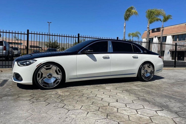 Nối gót chiếc S-Class vừa được Moneybagg Yo ra mắt hồi tuần trước, Marcus "Head" Howell - chủ tịch hãng thu âm Nless Entertainment, người đứng sau rapper da màu - cũng đã nhanh chóng tậu cho mình một chiếc  Mercedes-Maybach S580 sang trọng bậc nhất cho mình. Thông tin này đã được Champion Motoring chính thức xác nhận trên kênh truyền thông mạng xã hội của mình.