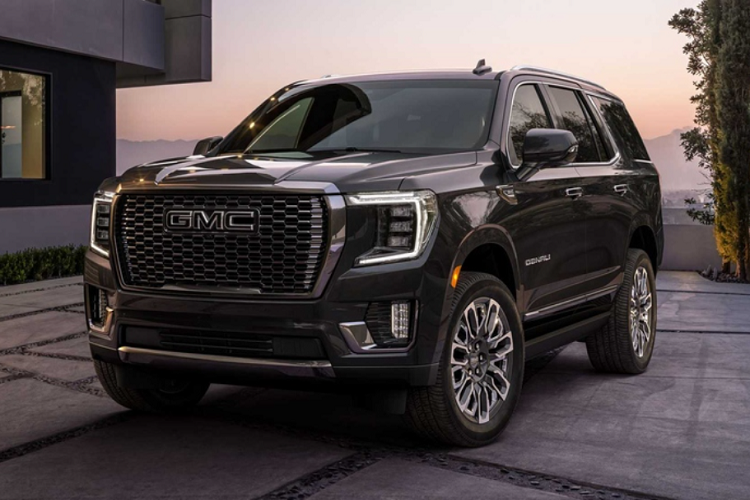 Ở bên ngoài,  GMC Yukon Denali Ultimate 2023 mới được làm đẹp bởi những điểm nhấn crôm tối màu ở mặt ca-lăng phía trước, crôm sáng bóng ở viền cửa sổ, nhiều crôm trang trí ở các tấm cửa dưới và bộ mâm 22 inch "hàng thửa".