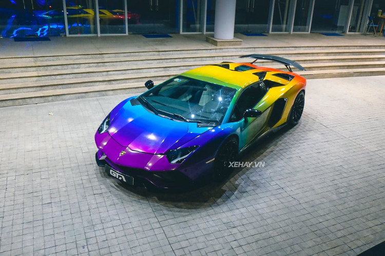 Chiếc  Lamborghini Aventador Roadster mui trần trong bài từng thuộc sở hữu của một đại gia tại Hà Nội. Nguyên bản, chiếc Lamborghini Aventador Roadster này có màu sơn ngoại thất trắng kết hợp nhiều chi tiết carbon từ gói độ Novitec. Cụ thể như nắp ca-pô, viền khe hút gió trước, cản chống va, cánh gió,… đều sử dụng chất liệu carbon.