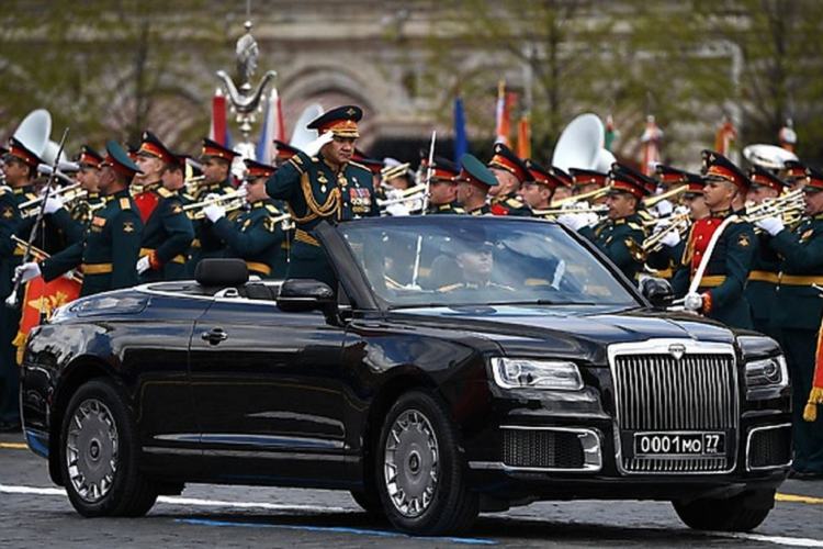 Vào ngày 9/5 vừa qua, lễ diễu binh mừng 77 năm ngày chiến thắng Phát xít đã diễn ra tại Nga. Trong buổi diễu hành đáng chú ý có sự xuất hiện của  Aurus Senat Convertible siêu sang. Mẫu xe này cũng đã từng góp mặt trong lễ kỷ niệm 74 năm chiến thắng Phát xít Đức vào năm 2019. Có vẻ mẫu xe này được sinh ra để dành cho những buổi diễu hành long trọng như thế này.