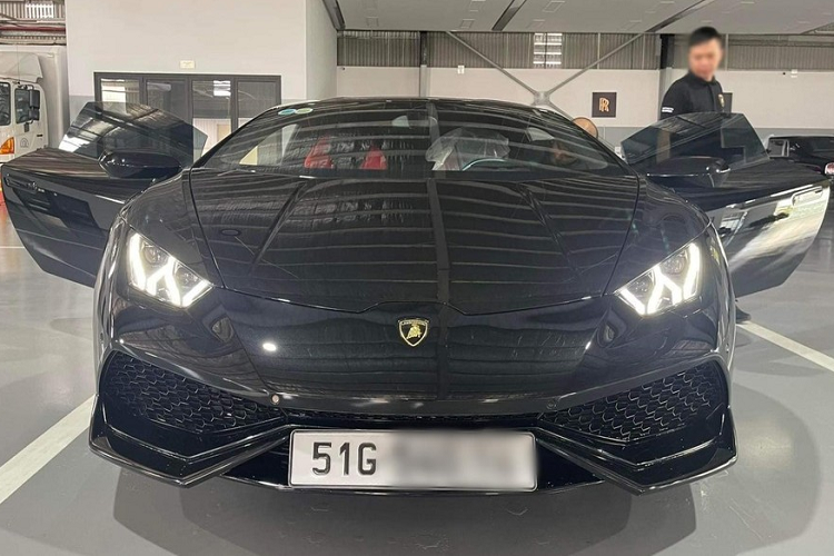 Mới đây, trên thị trường siêu xe đã qua sử dụng xuất hiện tin tức chào bán chiếc  Lamborghini Huracan LP610-4 chính hãng mang màu sơn đen và không quá khó để nhận ra siêu bò này được nhập khẩu chính hãng về nước vào năm 2018 nên nhanh chóng thu hút sự quan tâm của giới mê xe trong nước.