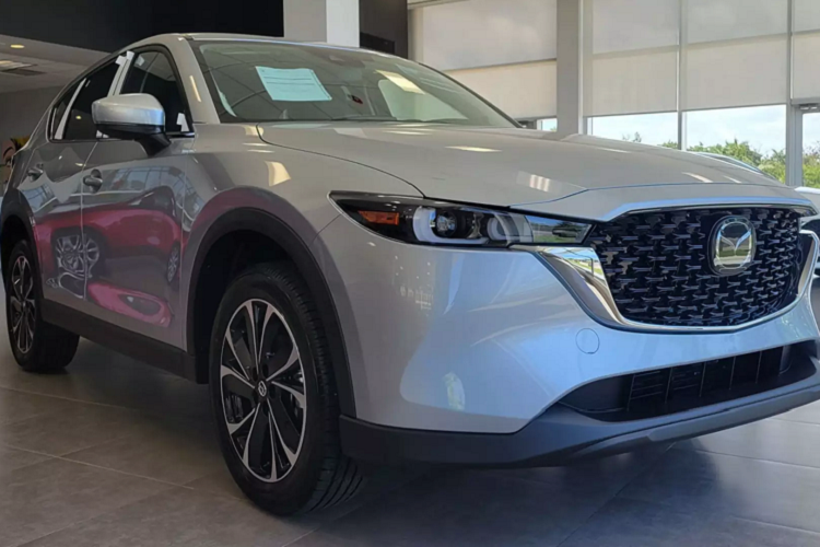  Mazda CX-5 2022 facelift mới là mẫu xe đang được nhiều khách hàng mong đợi Mazda Việt Nam (Thaco) lắp ráp và phân phối. Ở phiên bản nâng cấp facelift mới, Mazda CX-5 2022 được nâng cấp nhẹ nhàng về thiết kế, tuy nhiên không thay đổi nhiều về tổng thể. Phần đầu xe được nâng cấp cản trước, khe hút gió rộng và thấp hơn. Lưới tản nhiệt với các thanh mạ crôm.