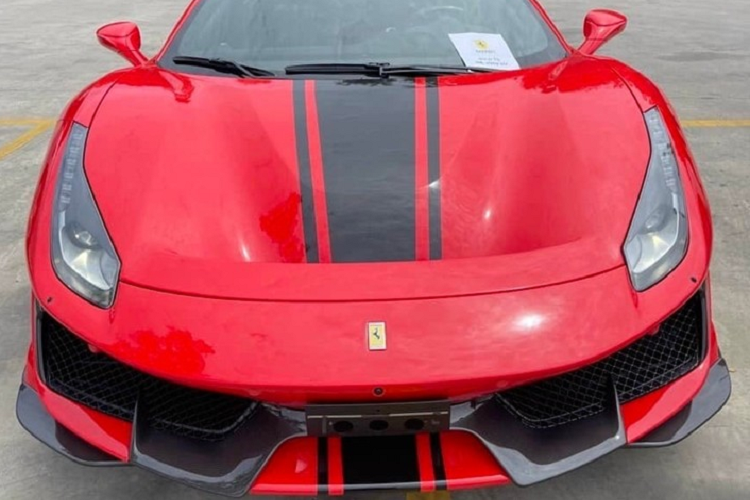 Cách đây vài tiếng, trên mạng xã hội đã lan truyền hình ảnh khui công chiếc siêu xe mui trần  Ferrari 488 Pista Spider thứ 3 tại Việt Nam đã thu hút không ít sự quan tâm của giới đại gia trong nước. Hiện giá xe Ferrari 488 Pista Spider đang bán tại nước ngoài trên 710.000 đô la, tương đương 16 tỷ đồng, nhung về Việt Nam nó có giá không dưới 30 tỷ đồng.