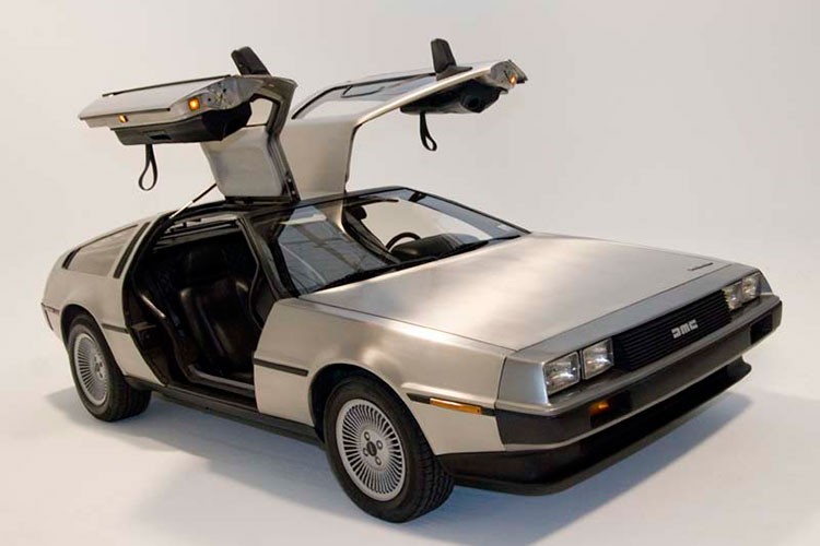  DeLorean DMC-12 huyền thoại với một vị trí nhất định trong lòng những người mê xe cổ điển trên thế giới. Là một chiếc xe thể thao khiêm tốn theo tiêu chuẩn ngày nay nhưng DMC-12 đã trở nên cực kỳ nổi tiếng không phải vì khả năng vận hành của nó mà là sau khi nó được sử dụng làm cỗ máy thời gian trong các bộ phim “Back to the Future”.