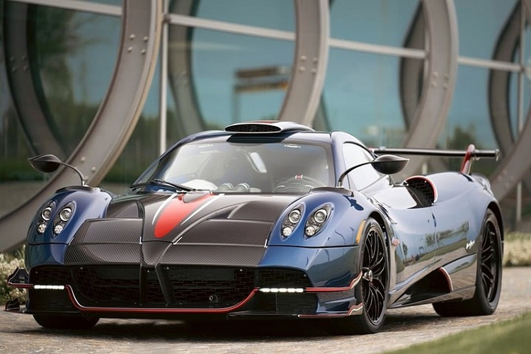 Về ngoại thất, chiếc  Pagani Huayra NC đặc biệt này được hoàn thiện trong màu xanh dương đậm, đi kèm một sọc đỏ kéo từ đầu xe tới boong sau cùng nhiều chi tiết màu đỏ khác như trên bộ chia gió trước, cửa hút gió, bộ khuếch tán sau và cánh gió đuôi.