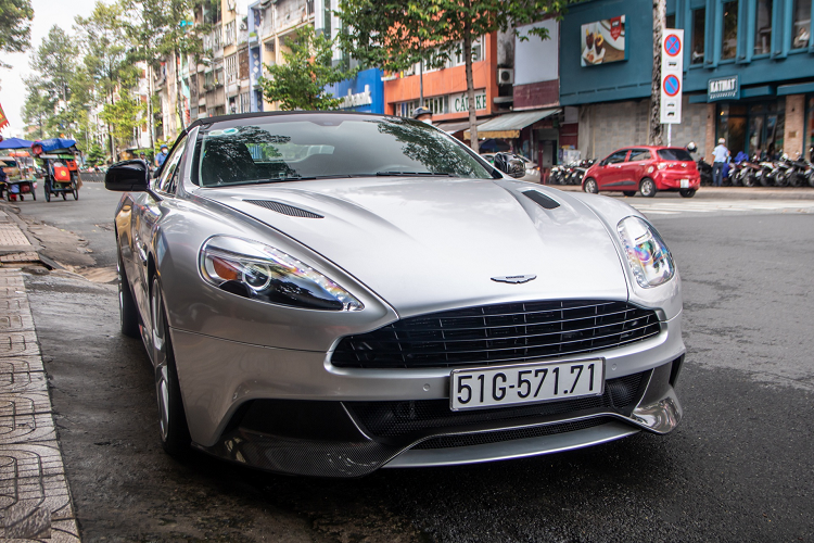 Đây là chiếc  Aston Martin Vanquish mui trần độc nhất Việt Nam của ông Đặng Lê Nguyên Vũ. Nguyên bản xe có màu đen, nhưng hiện đã được chuyển thành màu xám bằng phương pháp dán decal. Tại Việt Nam còn ghi nhận sự xuất hiện của 4 chiếc Vanquish biến thể mui cứng, trong đó một chiếc thuộc đời 2001 và 3 chiếc còn lại thuộc đời 2012.     