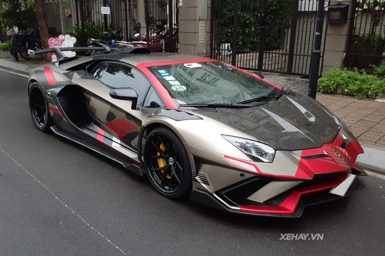 Ở dạng nguyên bản, chiếc  Lamborghini Aventador tại Việt Nam này đã mang trên mình thiết kế táo bạo và hầm hố nhưng sau khi "khoác" thêm bodykit Duke Dynamics thì sự hầm hố và dữ dằn đã được nâng lên vài lần.