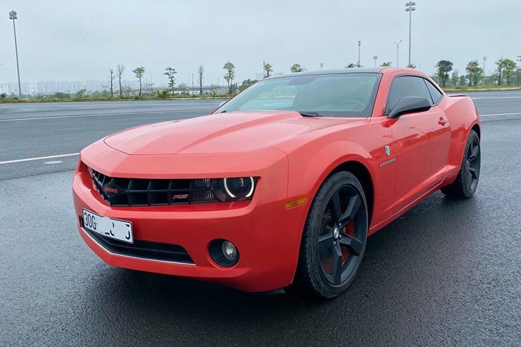 Một chiếc Chevrolet Camaro đời 2010 màu đỏ đã được một showroom tại Hà Nội đưa lên sàn xe cũ với mức 1 tỷ 390 triệu đồng, tương đương với tầm giá của mẫu Toyota Camry, đang được phân phối chính thức tại Việt Nam. Đây là một mẫu xe gắn liền với bộ phim nổi tiếng Transformers với nhân vật robot có tên “Bumblebee”.