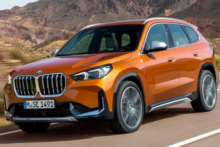 BMW vừa chính thức giới thiệu mẫu xe  BMW X1 2023 mới, mang đến thêm lựa chọn cho khách hàng ở phân khúc xe Crossover cỡ nhỏ. Theo đó, thế hệ thứ ba của mẫu BMW X1 vẫn giữ nguyên tổng thể và kiểu dáng thân xe như "người tiềBn nhiệm", tuy nhiên thiết kế các chi tiết đã được cải tiến nhằm mang đến diện mạo mới hiện đại hơn.