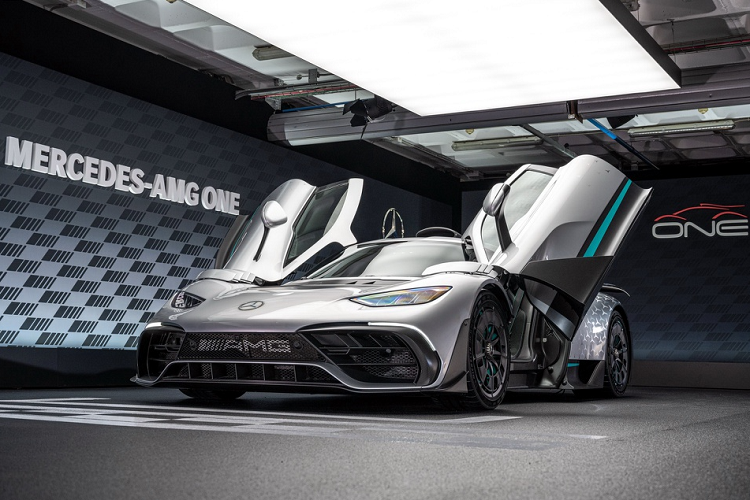 Sau 5 năm với nhiều lần trì hoãn,  siêu phẩm Mercedes- AMG ONE đã được ra mắt với thiết kế và thông số vận hành ấn tượng. Những khó khăn đến từ việc tinh chỉnh động cơ F1 phù hợp với quá trình sử dụng trên đường phố, tiêu chuẩn khí thải, chất lượng và tuổi thọ các chi tiết cơ khí…