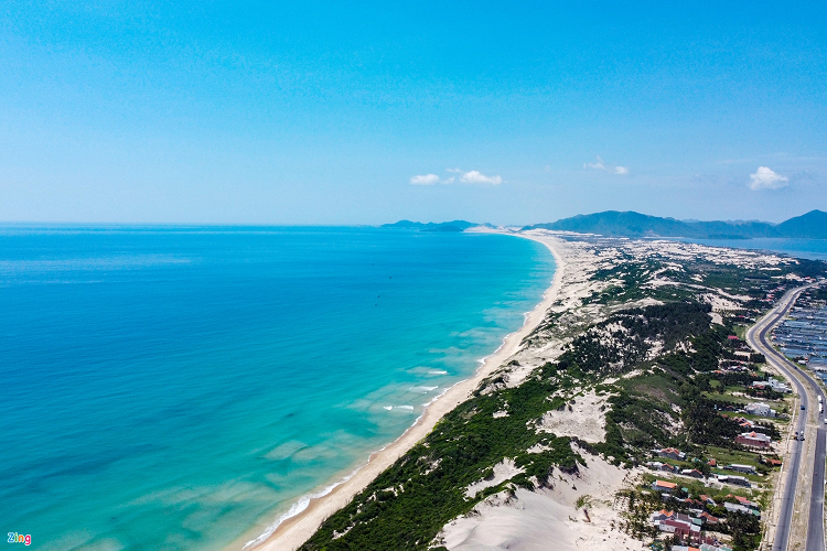  Vịnh Vân Phong cách TP.HCM khoảng 500 km; cách Hà Nội khoảng 1.200 km; cách TP Nha Trang (trung tâm tỉnh Khánh Hòa) về phía bắc khoảng 60 km. Nơi đây từ lâu là điểm đến hấp dẫn của du khách thích du lịch trải nghiệm, khám phá.