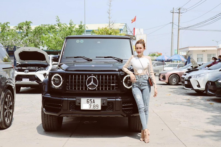  Mercedes-AMG G63 tại Việt Nam tới hơn 200 chiếc, không ít chủ nhân của xe SUV hạng sang này cảm thấy bị đụng hàng và tìm đến các bản độ khác nhau để làm mới lại xe Mercedes-AMG G63 của mình. Tuy nhiên, không phải ai cũng cảm được các bộ body kit độ của Top Car, Mansory hay Brabus dành cho xe Mercedes-AMG G63 nên tìm đến các phương pháp thay đổi màu sơn cho xe bằng dán đề-can hay cả việc sơn đổi màu trực tiếp.