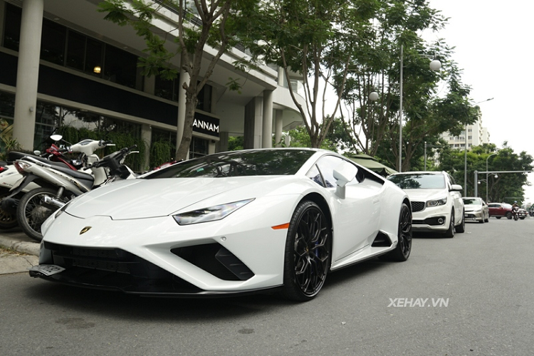 Mới đây, dân mê xe đã được dịp tận mắt chiêm ngưỡng  Lamborghini Huracan EVO RWD đầu tiên của Việt Nam trên đường phố Sài Gòn, đây là lần hiếm hoi Huracan EVO dạo phố kể từ khi về nước vào tháng 12/2021.