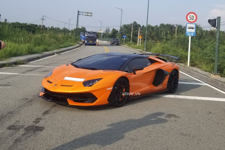 Chiếc  Lamborghini Aventador SVJ Roadster tại Việt Nam này mang trên mình bộ cánh màu cam vô cùng nổi bật, đi kèm với các chi tiết bằng sợi carbon để tối ưu tính khí động học và nhiều đường cắt xẻ táo bạo, nhấn mạnh vào sự hầm hố. 