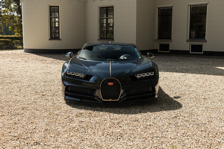 Bugatti vừa giới thiệu mẫu xe thể thao Chiron đặt theo tên cô con gái của kỹ sư ôtô nổi tiếng Ettore Bugatti. Chỉ có 3 chiếc  Bugatti Chiron L'Ébé giới hạn được sản xuất gồm một chiếc Chiron và hai chiếc Chiron Sport.