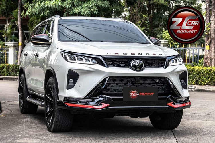 Thế hệ thứ ba của Toyota Fortuner nhiều khả năng sẽ xuất hiện tại Thái Lan đầu tiên, trước khi cập bến các thị trường khác. Nhiều thông tin cho rằng, thiết kế của chiếc SUV cỡ lớn sẽ chỉ ở mức tinh chỉnh, cải tiến và sẽ không có những thay đổi mang tính “lột xác”.  Toyota Fortuner 2023 mới vẫn sẽ được giữ lại những điểm nhấn đặc trưng như các cột cao, thân xe cơ bắp, cản trước thẳng đứng và dáng xe to lớn, bệ vệ.