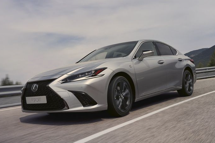 Điểm nhấn của  Lexus ES 2023 mới nằm ở hệ thống màn hình giải trí trung tâm. Xe vẫn được trang bị màn hình 12,3 inch kết nối Apple CarPlay, Android Auto như trên phiên bản tiền nhiệm. Tuy nhiên, Lexus đã thiết kế lại màn hình giải trí trung tâm cho khả năng phản hồi thao tác nhanh hơn, giao diện tái thiết kế trực quan hơn.