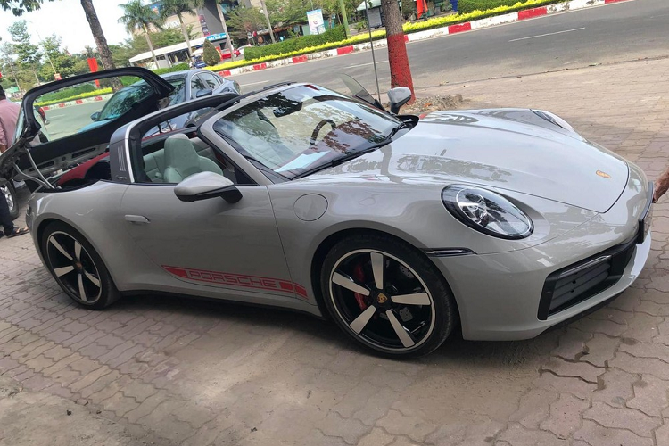 Dòng xe thể thao mui trần  Porsche 911 Targa 4S thế hệ 992 đã được vén màn cách đây 2 năm và bất ngờ nhận được sự quan tâm của giới đại gia trong nước khi ít nhất đã có 10 chiếc được mang về nước, nhiều nhất từ trước đến nay. Hòa chung không khí mua sắm xe Porsche 911 Targa 4S 992, doanh nhân đến từ tỉnh Bà Rịa - Vũng Tàu cũng đã tậu về garage 1 chiếc.