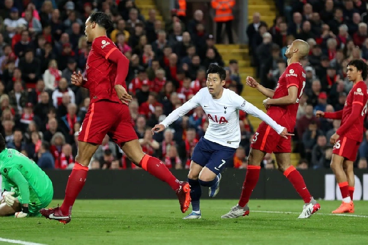  Son Heung-min (Tottenham, Hàn Quốc): Premier League 2021/22 chứng kiến cầu thủ châu Á đầu tiên giành giải Vua phá lưới. Son có 23 bàn, bằng Mohamed Salah, nhưng không bàn nào của anh từ chấm phạt đền. Ngoài ra, cầu thủ người Hàn Quốc còn đóng góp 7 pha kiến tạo. Anh thường xuyên tỏa sáng ở những trận cầu lớn với các pha lập công vào lưới Man City, Liverpool, Arsenal. Màn trình diễn nổi bật của ngôi sao người Hàn Quốc giúp Spurs hồi sinh dưới thời HLV Antonio Conte và kết thúc mùa giải với vị trí trong nhóm dự Champions League. 