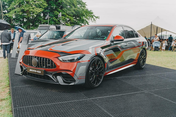 Chiếc  Mercedes-AMG C63 2023 mới có mặt tại Goodwood Festival of Speed trông đã khá hoàn thiện, tuy nhiên, xe vẫn được ngụy trang cẩn thận bằng lớp decal "E Performance" từng xuất hiện trên chiếc AMG One và AMG GT 63 S E Performance.