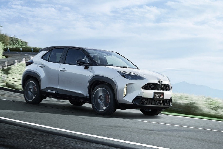 Toyota đã chính thức vén màn phiên bản nâng cấp nhẹ của dòng SUV cỡ nhỏ Yaris Cross ở thị trường Nhật Bản. Đây là mẫu SUV đã từng lần đầu tiên trình làng vào năm 2020 như phiên bản gầm cao của dòng xe hạng B quen thuộc Toyota Yaris. Điểm nhấn đáng chú ý nhất của  Toyota Yaris Cross 2022 mới là 2 phiên bản mang tên Z Adventure và GR Sport. Trong đó, Z Adventure chính là Toyota Yaris Cross Adventure đã ra mắt thị trường châu Âu vào tháng 3 năm ngoái.