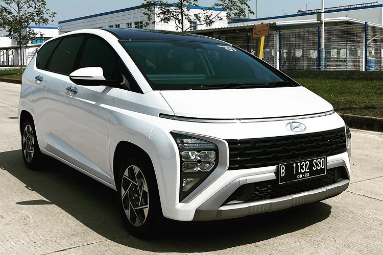  Hyundai Stargazer 2022 mới đã chính thức được giới thiệu tại thị trường Indonesia vào ngày 15/7 vừa qua. Ngay từ trước khi ra mắt, mẫu MPV giá rẻ này đã bị nhiều người nhận xét là có thiết kế giống đối thủ Mitsubishi Xpander. Những nhận xét này đã nhanh chóng đến tai hãng Hyundai Indonesia.