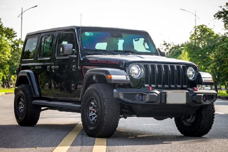 Một chiếc  Jeep Wrangler bản cao cấp nhất - Rubicon 5 cửa đời 2020 đã xuất hiện trên thị trường xe cũ với mức giá 3 tỷ 350 triệu đồng sau khi lăn bánh gần 15.000 km.