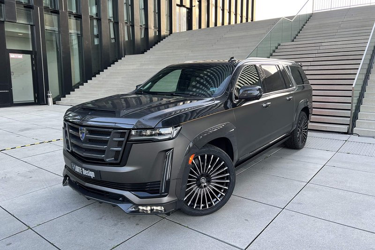 Gói độ mới của Larte Design có tên là Esthete, nó được dành riêng cho  Cadillac Escalade 2022 mới nhất, bộ phụ kiện bao gồm nhiều chi tiết sợi carbon, nổi bật nhất là lưới tản nhiệt hầm hố phía trước với các thanh và phần lưới được thiết kế lại.