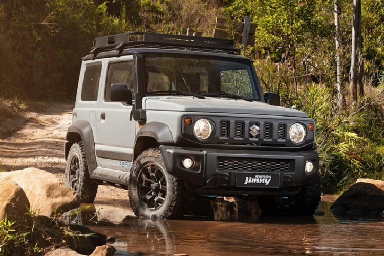 Mẫu xe SUV cỡ nhỏ  Suzuki Jimny Sierra 4Sport 2022 mới phiên bản địa hình này sẽ được trang bị tiêu chuẩn với ống thở, giá nóc để chở thêm hàng hóa.