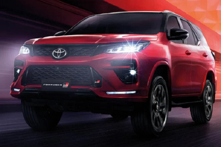 Mức  giá xe Toyota Fortuner 2023 phiên bản nâng cấp tại Thái Lan sẽ dao động tương đương từ khoảng 1,035 tỷ đồng đến 1,249 tỷ đồng tùy theo các phiên bản khác nhau.