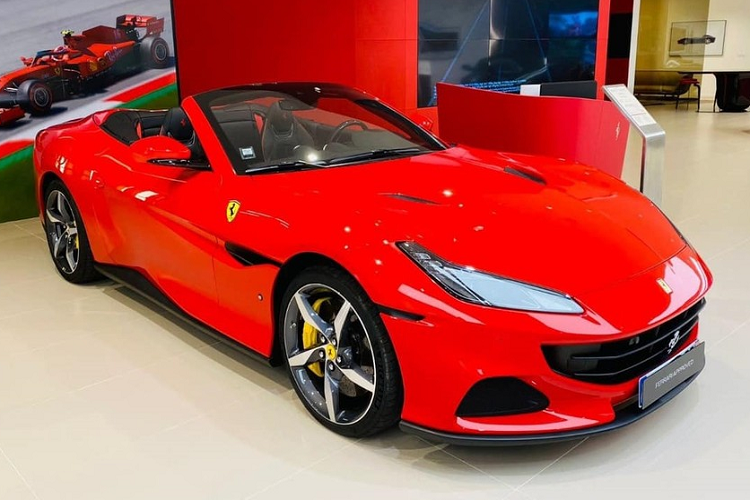 Mới đây, những hình ảnh về chiếc siêu xe  Ferrari Portofino M mui trần được mang về Việt Nam khá kín tiếng đã nhận được sự quan tâm của giới mê xe trong nước. Nhan sắc một chiếc siêu xe Ferrari Portofino M