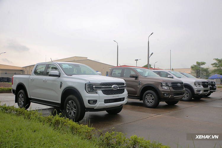 Được đặt lịch giao xe từ cuối tháng 9/2022, tuy nhiên "vua bán tải"  Ford Ranger 2023 mới đã lộ diện tại Việt Nam từ sớm, với mức giá từ 659 - 965 triệu đồng lần lượt cho 6 phiên bản với các gói trang bị khác nhau. Đây cũng là mẫu xe được người tiêu dùng ngóng đợi và thu hút nhiều sự chú ý nhất trong phân khúc, bởi doanh số luôn áp đảo các đối thủ.